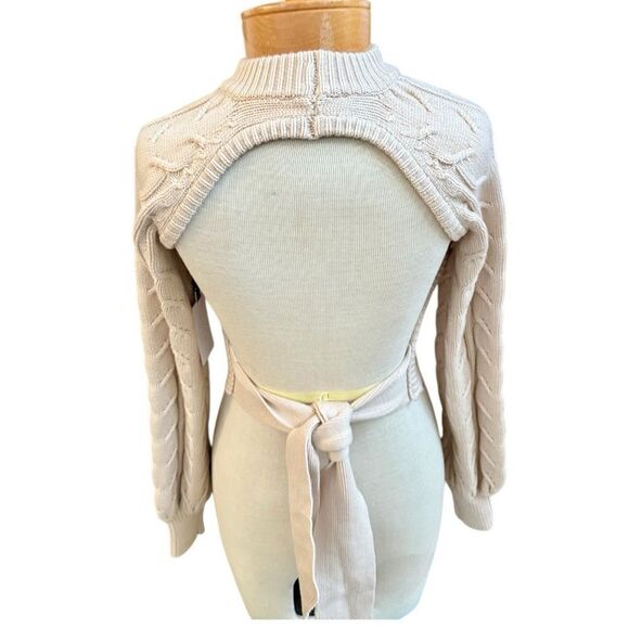 ASTR The Label gorgeous cream backless sweater. XS
NWT - Picture 7 of 10